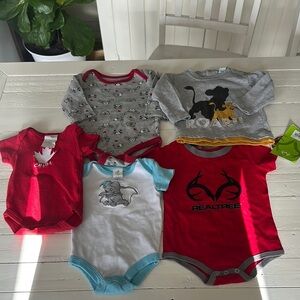 0-3M baby lot onsies Realtree Red Gray Baby NWT
Disney Dumbo, lion King, Canada